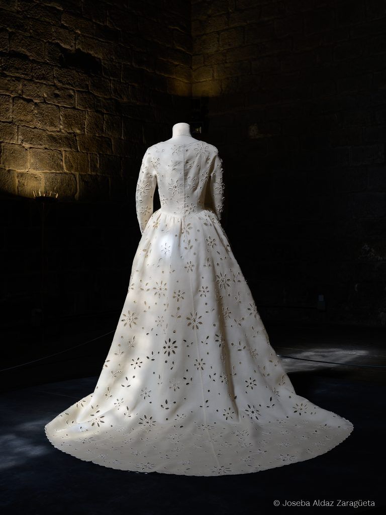 Vestido de novia en gazar calado y bajo asimétrico, vista espalda