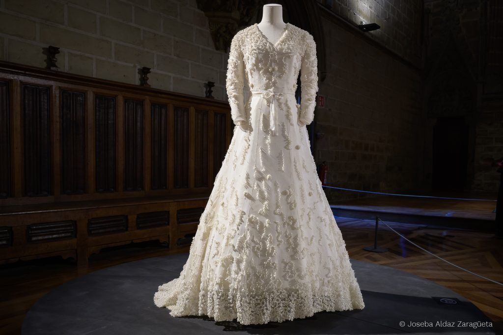Vestido de novia con aplicaciones de Cristóbal Balenciaga.