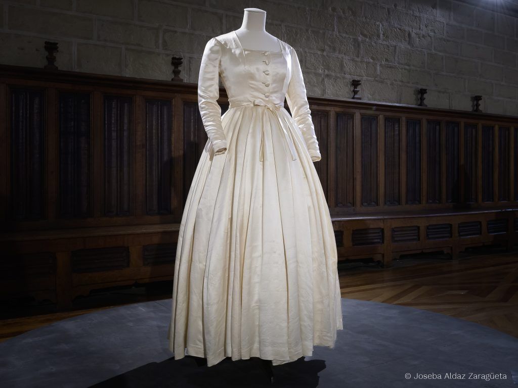 Vestido de novia en raso de Cristóbal Balenciaga.