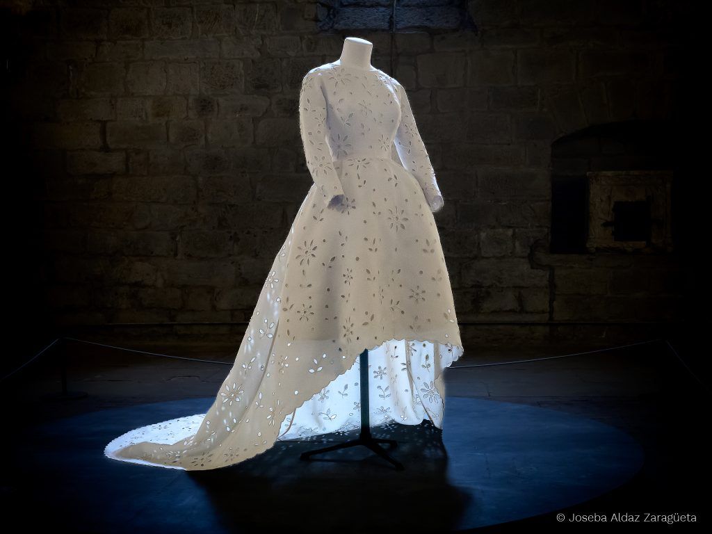Vestido de novia en gazar calado y bajo asimétrico, vista delantera