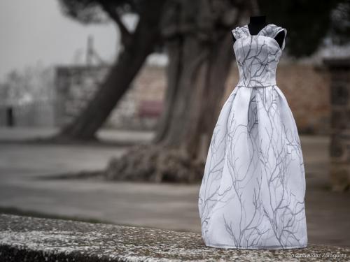 Vista delantero, vestido de novia Dama de Orleans en miniatura