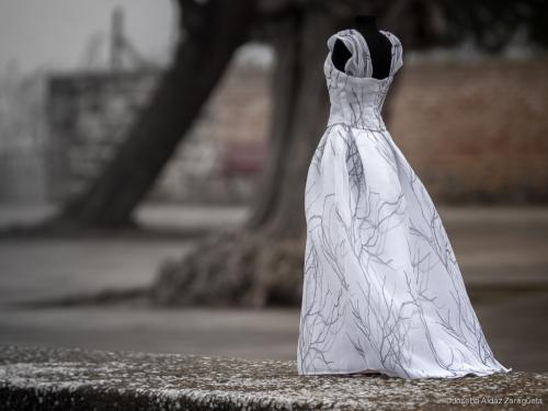 Vista espalda, vestido de novia Dama de Orleans en miniatura