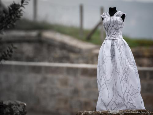 Vista delantero, vestido de novia Dama de Orleans en miniatura