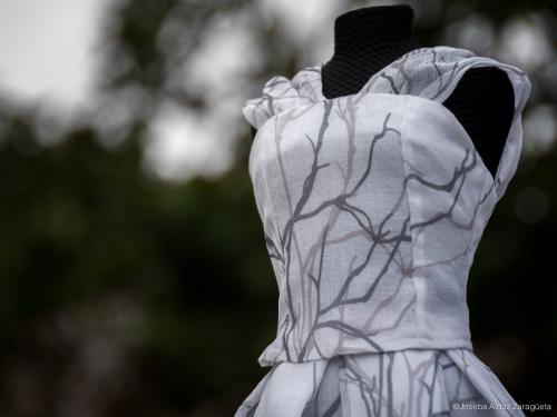 Detalle cuerpo, vestido de novia Dama de Orleans en miniatura