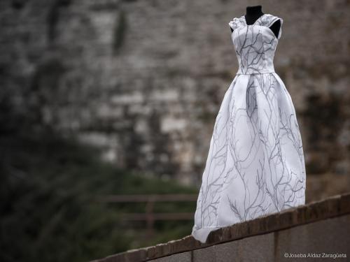 Vista delantero, vestido de novia Dama de Orleans en miniatura