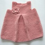 Delantero vestido en algodón color salmón hecho a punto de arroz con flor a juego