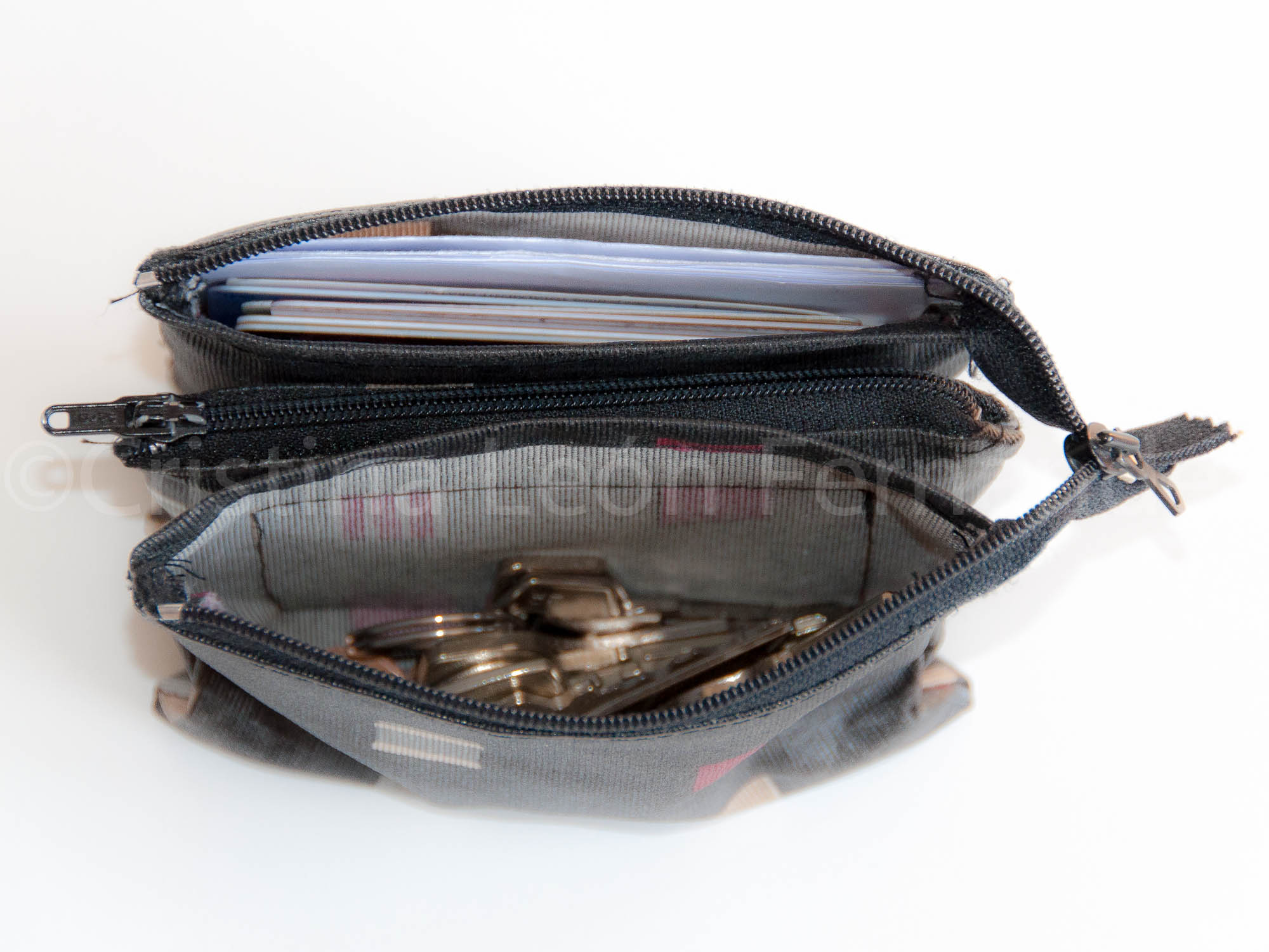 Cartera con dos cremalleras y tres departamentos
