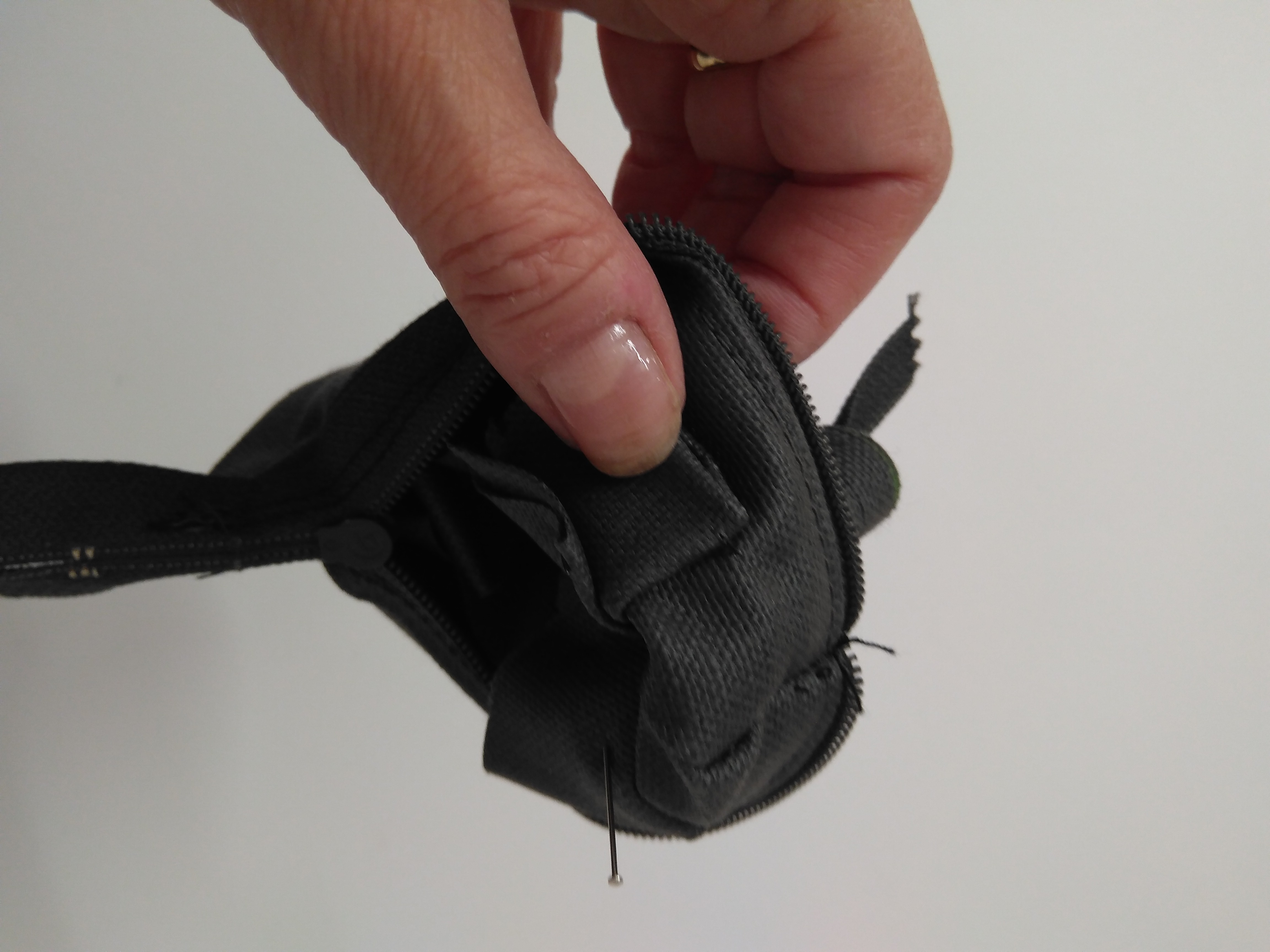 Tutorial cartera, dar la vuelta por la zona abierta de la cremallera