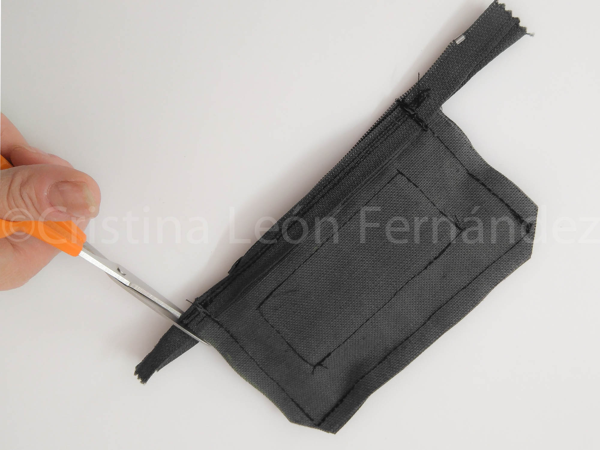Tutorial cartera, cortamos sobrante de cremallera