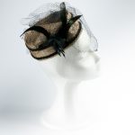 Vista de perfil del tocado estilo casquete, pasamanería, plumas y tul vintage