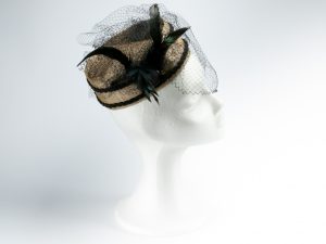Vista de perfil del tocado estilo casquete, pasamanería, plumas y tul vintage